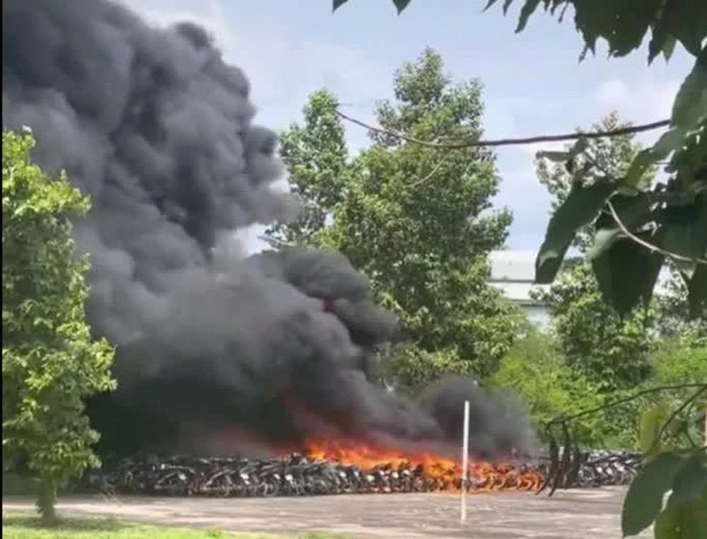 Hundreds of violating motorbikes waiting to be handled in Binh Duong suddenly burned down - Photo 2.