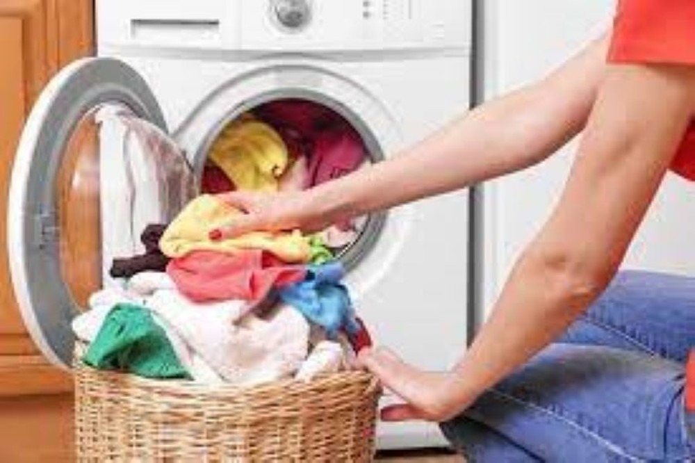 8 món đồ không nên cho vào máy giặt nhiều người vẫn mắc phải - Ảnh 2.