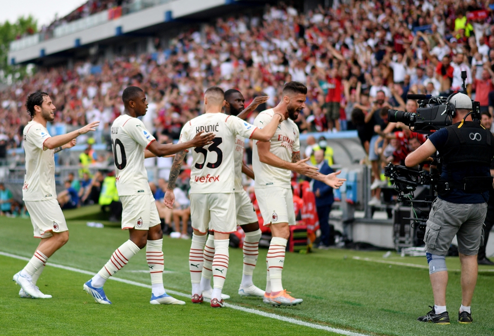 Các cầu thủ AC Milan ăn mừng cuồng nhiệt khi vô địch Serie A lần đầu sau 11 năm - Ảnh 2.
