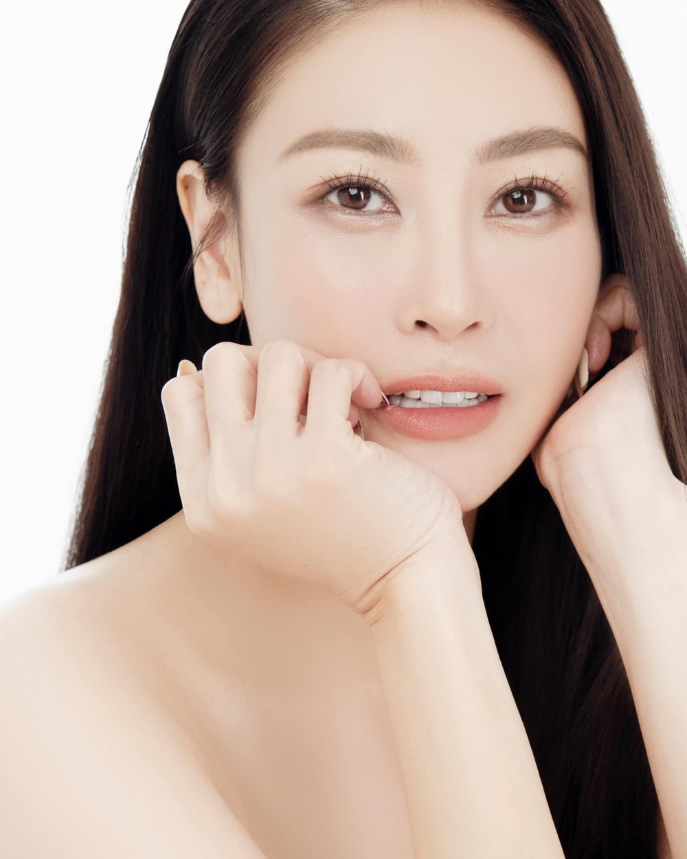 Hoa hậu Hà Kiều Anh ở tuổi 45: Từ nhan sắc đến vóc dáng đỉnh cao khiến đàn em ngưỡng mộ - Ảnh 2.