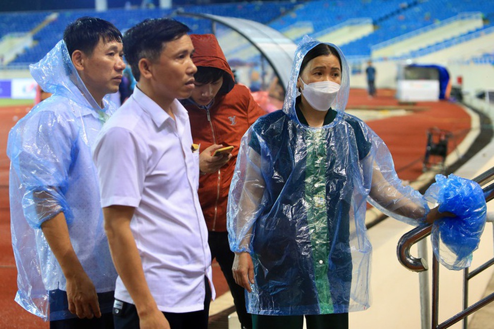 Lê Văn Xuân chống nạng lên nhận HCV SEA Games 31 và giọt nước mắt của bố - Ảnh 11.