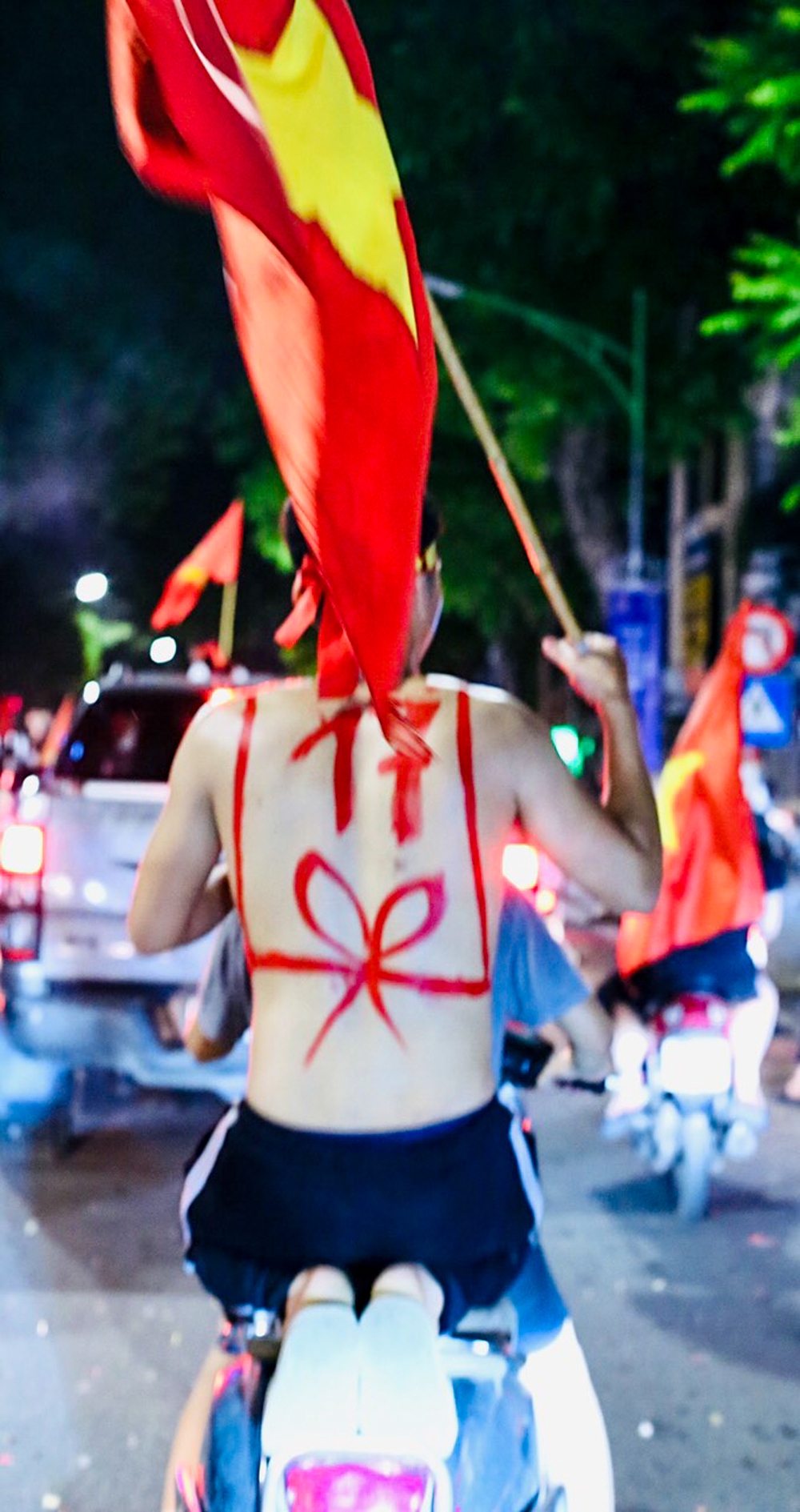 Đêm nay, cả triệu người không ngủ, đổ ra đường mừng chiến thắng lịch sử của U23 Việt Nam - Ảnh 4.