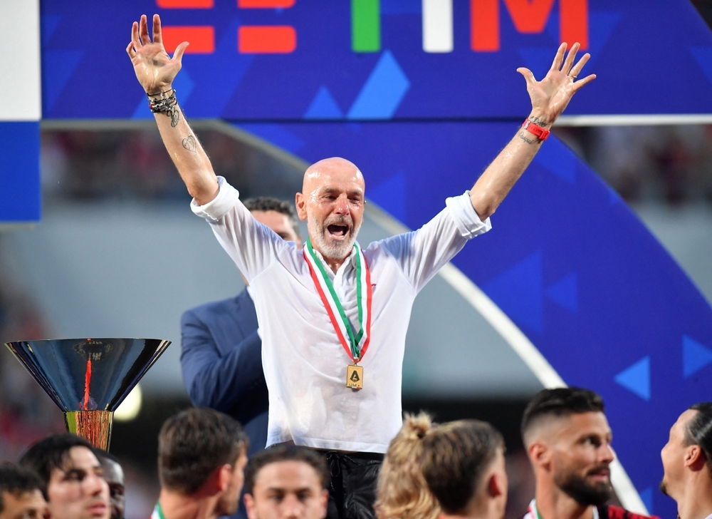 Các cầu thủ AC Milan ăn mừng cuồng nhiệt khi vô địch Serie A lần đầu sau 11 năm - Ảnh 4.