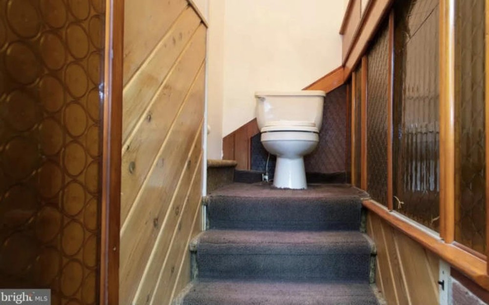 Căn nhà kỳ quặc đặt nhà vệ sinh giữa cầu thang nổi tiếng khắp mạng xã hội - Ảnh 4.