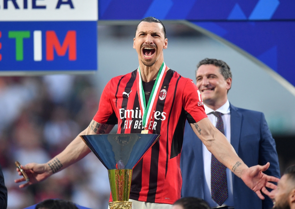 Các cầu thủ AC Milan ăn mừng cuồng nhiệt khi vô địch Serie A lần đầu sau 11 năm - Ảnh 5.