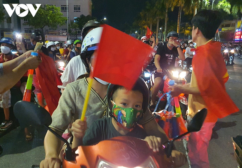 Người dân Đà Nẵng xuống đường mừng U23 Việt Nam chiến thắng - Ảnh 6.