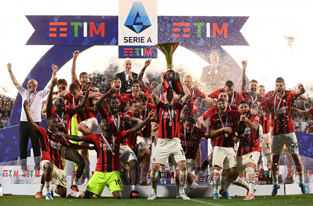 Các cầu thủ AC Milan ăn mừng cuồng nhiệt khi vô địch Serie A lần đầu sau 11 năm - Ảnh 7.