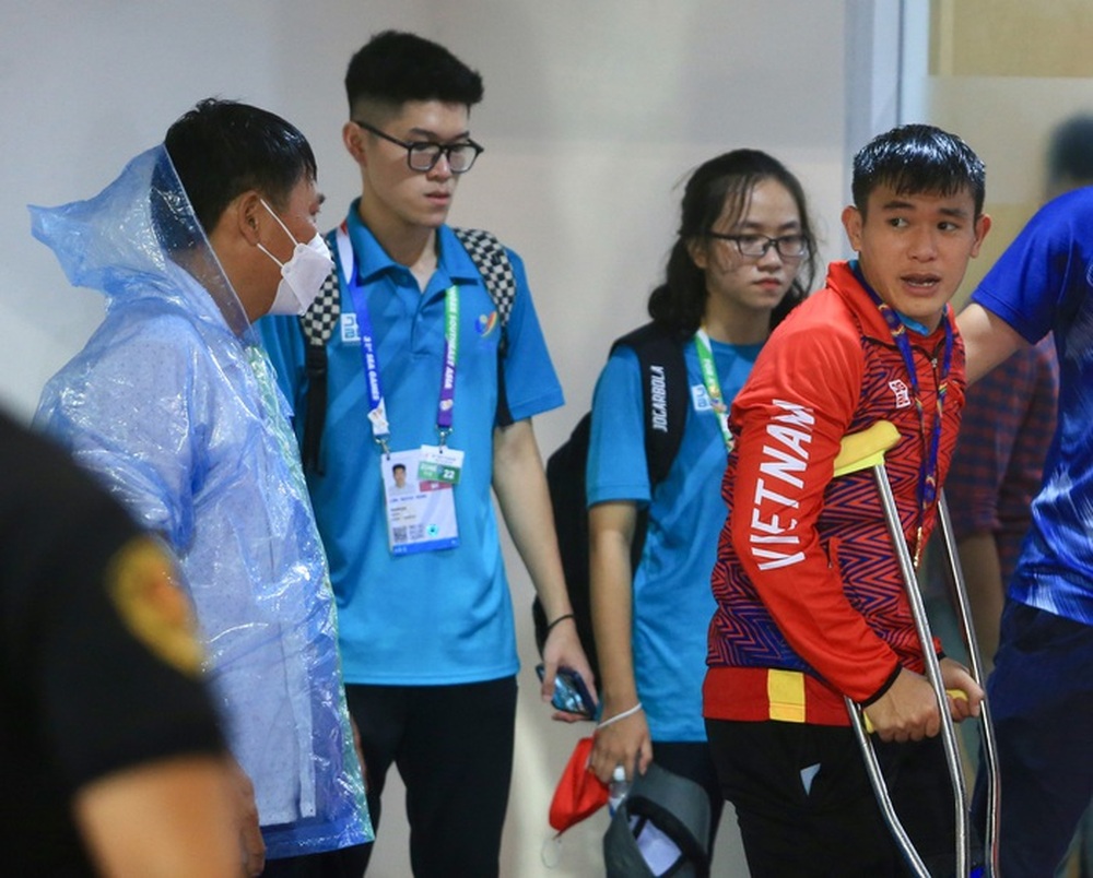 Lê Văn Xuân chống nạng lên nhận HCV SEA Games 31 và giọt nước mắt của bố - Ảnh 8.