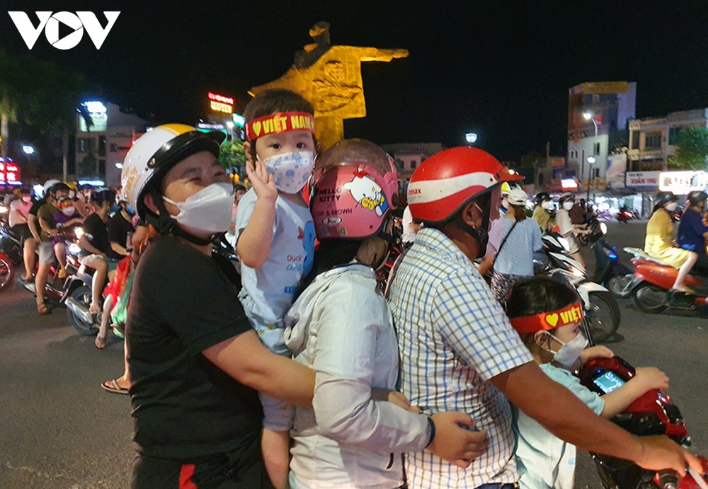 Người dân Đà Nẵng xuống đường mừng U23 Việt Nam chiến thắng - Ảnh 8.