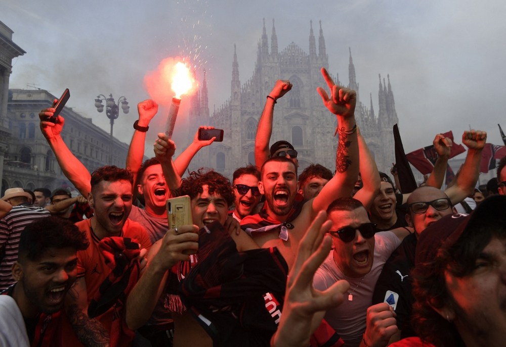 Các cầu thủ AC Milan ăn mừng cuồng nhiệt khi vô địch Serie A lần đầu sau 11 năm - Ảnh 8.
