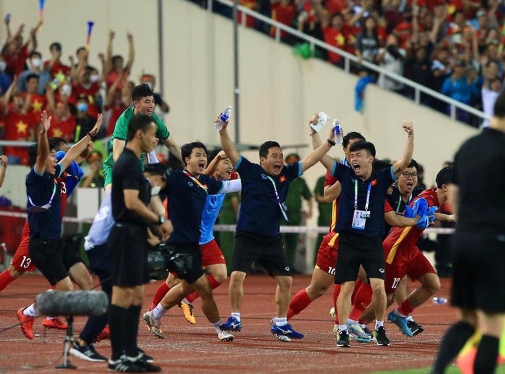 Chùm ảnh: U23 Việt Nam chạy quanh sân ăn mừng đầy cảm xúc, Văn Xuân chấn thương vẫn nhiệt tình góp vui - Ảnh 9.