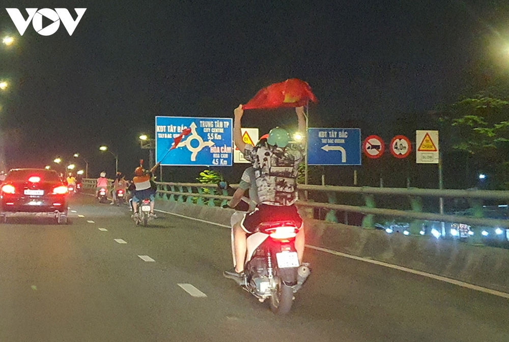 Người dân Đà Nẵng xuống đường mừng U23 Việt Nam chiến thắng - Ảnh 9.