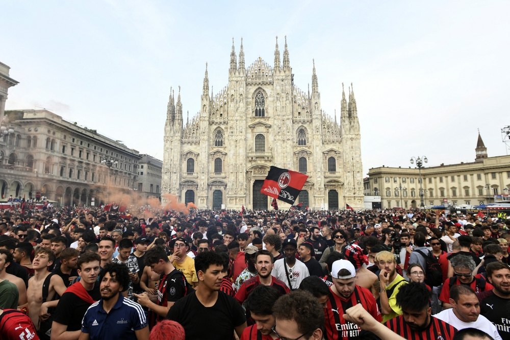 Các cầu thủ AC Milan ăn mừng cuồng nhiệt khi vô địch Serie A lần đầu sau 11 năm - Ảnh 9.