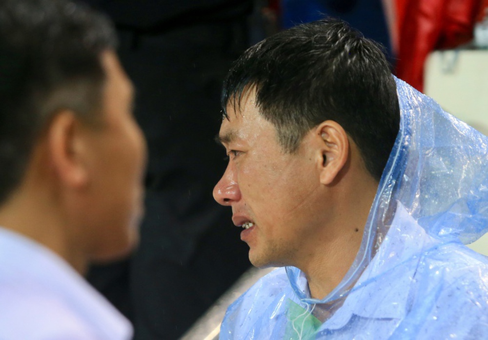 Lê Văn Xuân chống nạng lên nhận HCV SEA Games 31 và giọt nước mắt của bố - Ảnh 10.