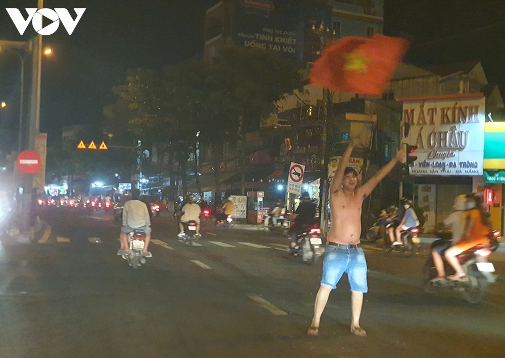 Người dân Đà Nẵng xuống đường mừng U23 Việt Nam chiến thắng - Ảnh 10.