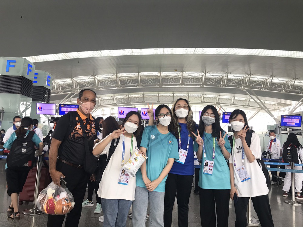 Nữ sinh Việt tháp tùng trưởng đoàn Campuchia ở SEA Games 31: Đạt nhiều thành tích xuất sắc - Ảnh 2.