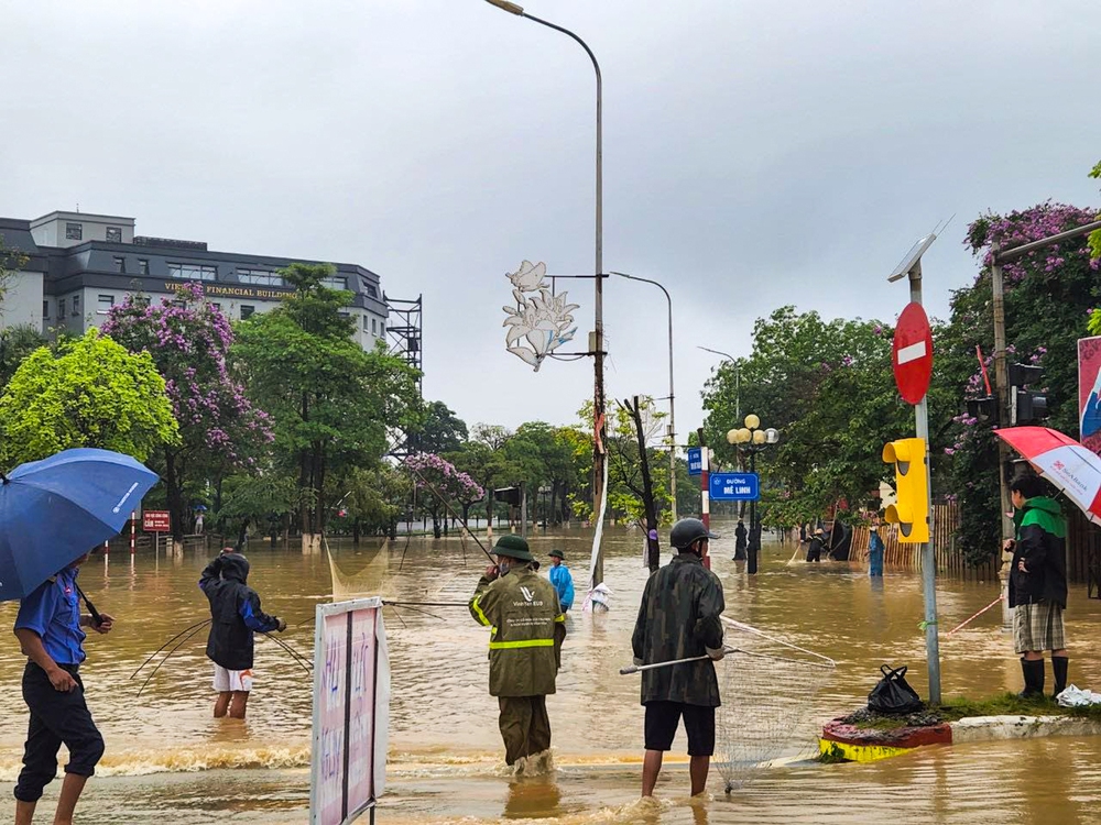 Đường biến thành sông, người dân mang vó, vợt ra bắt cá  - Ảnh 4.