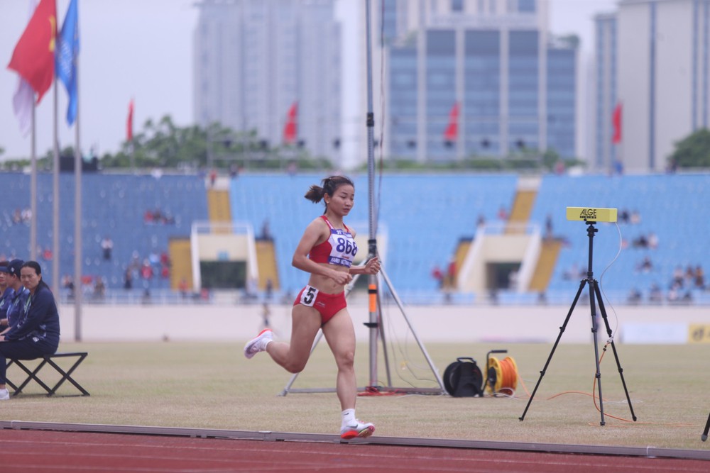 VĐV xuất sắc nhất SEA Games 31: Từ ốc tiêu 1m53 bị bệnh tật hành hạ đến cú hat-trick HCV - Ảnh 3.