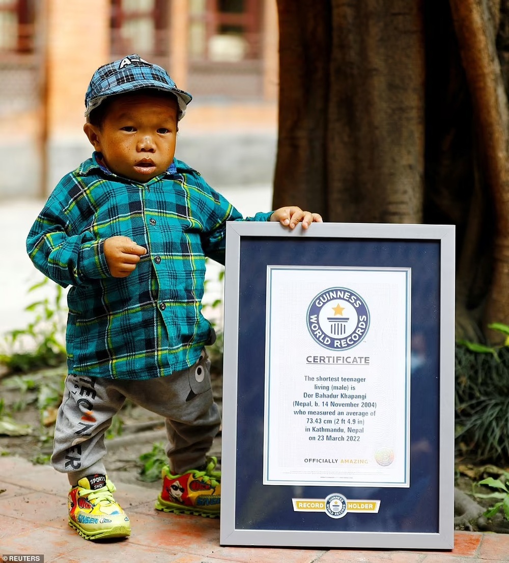 Người lùn nhất Nepal lập kỷ lục Guinness thế giới - Ảnh 1.