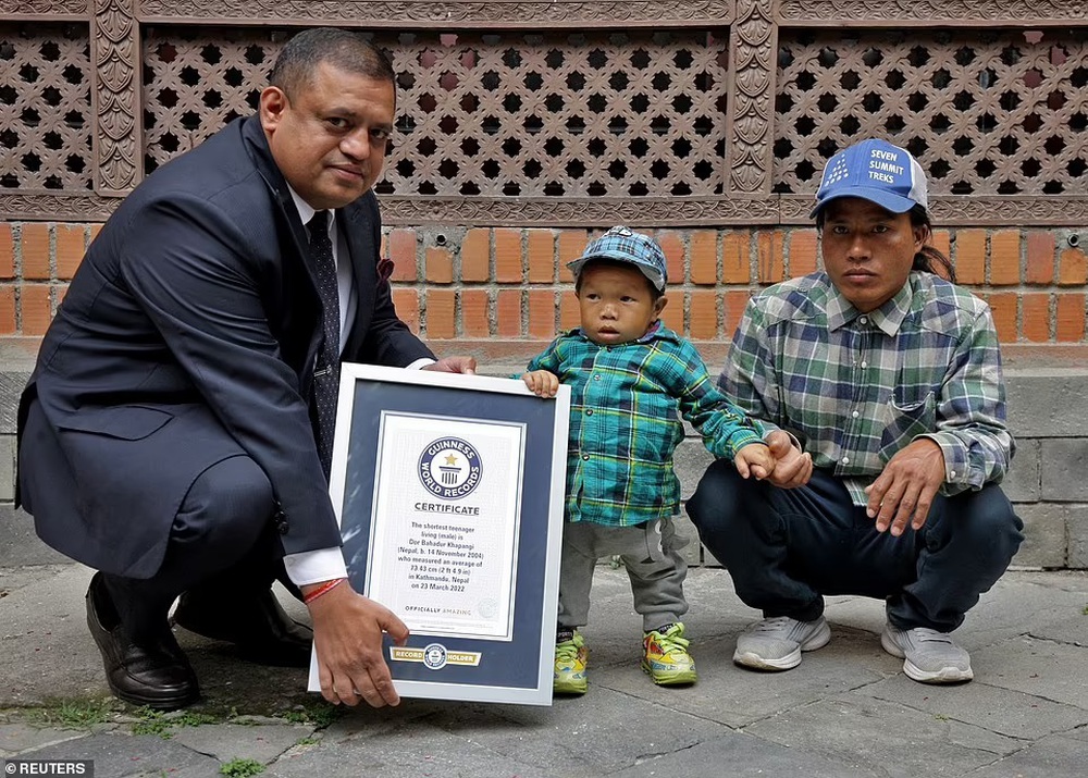 Người lùn nhất Nepal lập kỷ lục Guinness thế giới - Ảnh 3.