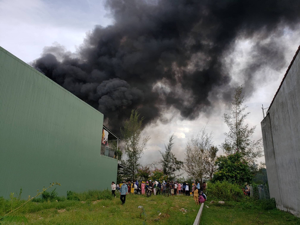  Cháy kinh hoàng tại công ty may, huy động cảnh sát 2 tỉnh thành dập lửa  - Ảnh 2.