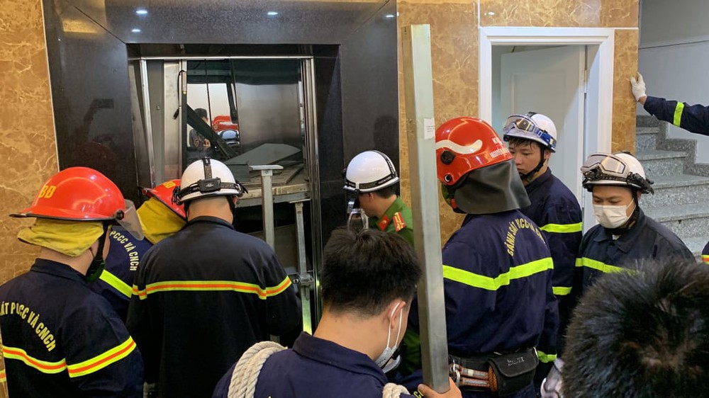 Hiện trường vụ rơi thang máy khiến 2 thợ sửa chữa tử vong ở Hà Nội - Ảnh 4.