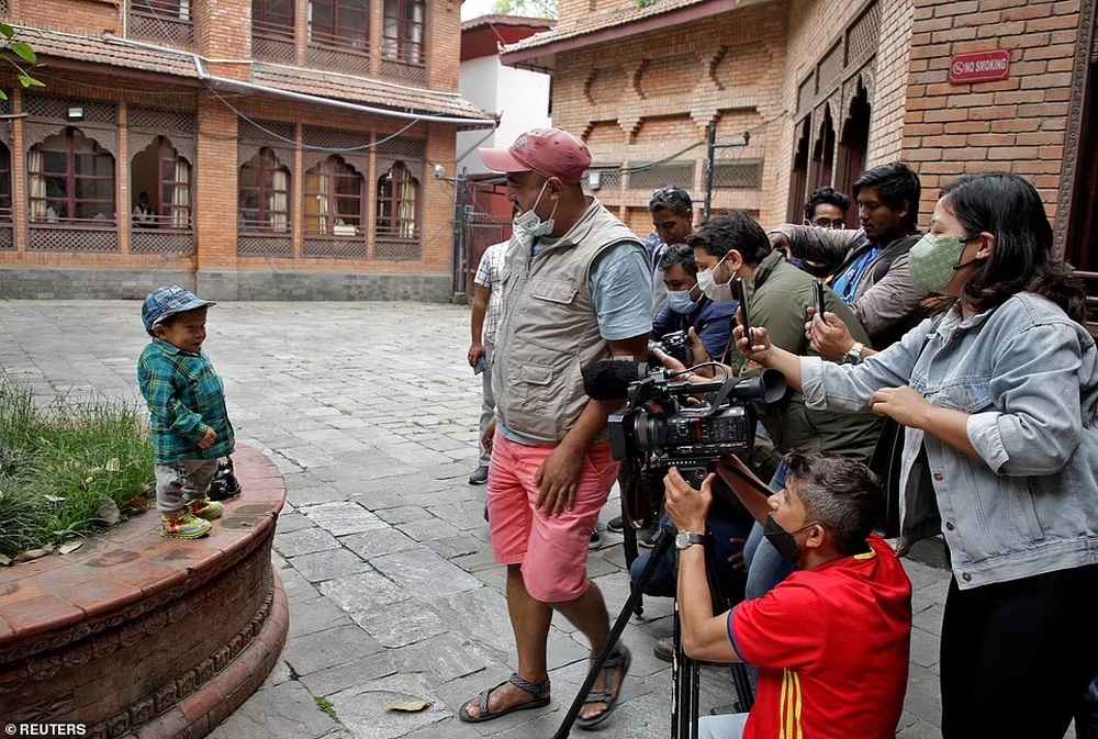 Người lùn nhất Nepal lập kỷ lục Guinness thế giới - Ảnh 4.