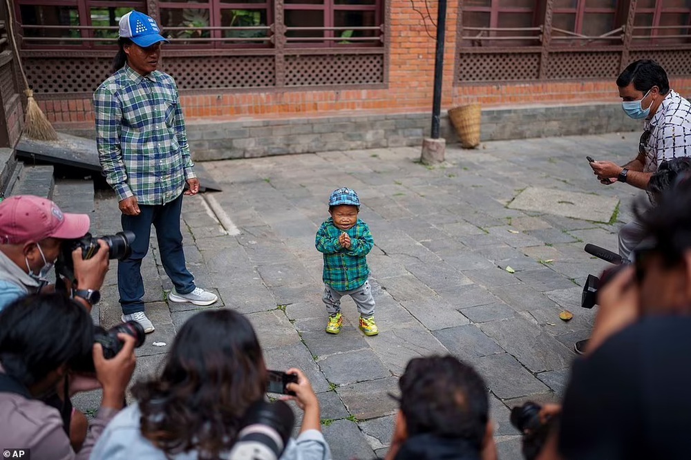Người lùn nhất Nepal lập kỷ lục Guinness thế giới - Ảnh 9.