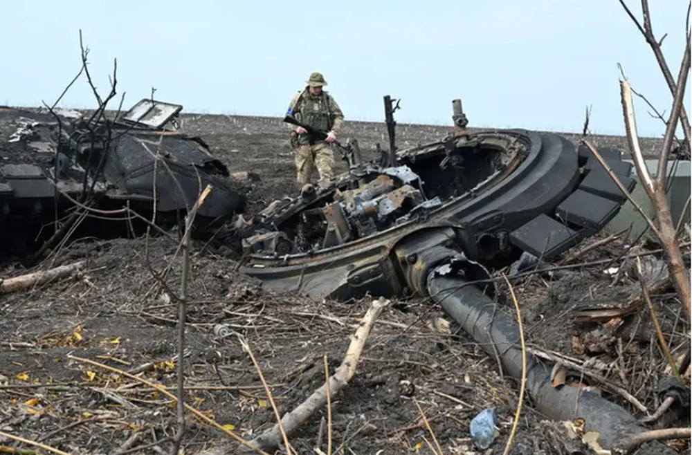 Nga đã mất gần 1.000 xe tăng trong cuộc chiến với Ukraine - Ảnh 1.
