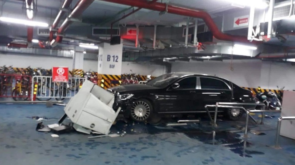 Hà Nội: Tài xế Mercedes tông loạt xe máy ở hầm chung cư, lao thẳng chốt bảo vệ - Ảnh 1.