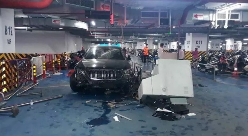 Hà Nội: Tài xế Mercedes tông loạt xe máy ở hầm chung cư, lao thẳng chốt bảo vệ - Ảnh 2.