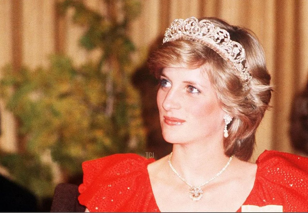 Vương miện cưới ‘vô giá’ của Công nương Diana lần đầu tiên được trưng bày sau nhiều thập kỷ - Ảnh 4.