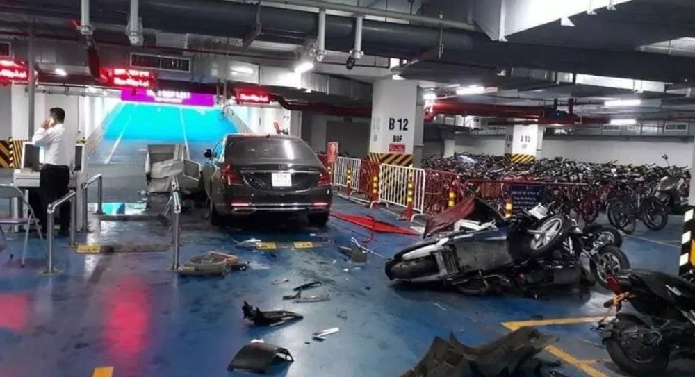Hà Nội: Tài xế Mercedes tông loạt xe máy ở hầm chung cư, lao thẳng chốt bảo vệ - Ảnh 3.