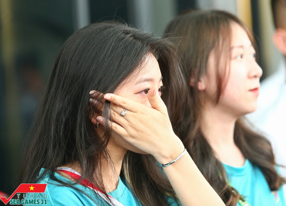 Tình bạn đẹp ở SEA Games 31: Nữ CĐV dạy trung vệ Thái Lan nói yêu bằng tiếng Việt - Ảnh 6.