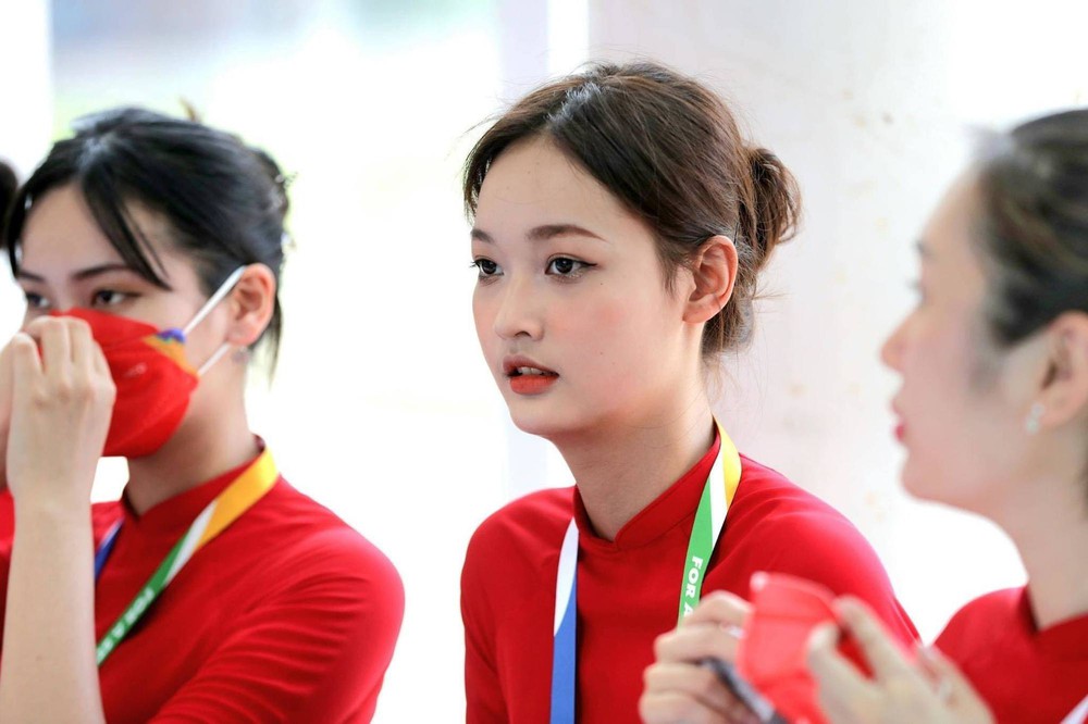 Nữ sinh ĐH Hà Nội xinh như búp bê gây ấn tượng khi làm TNV SEA Games 31 - Ảnh 3.