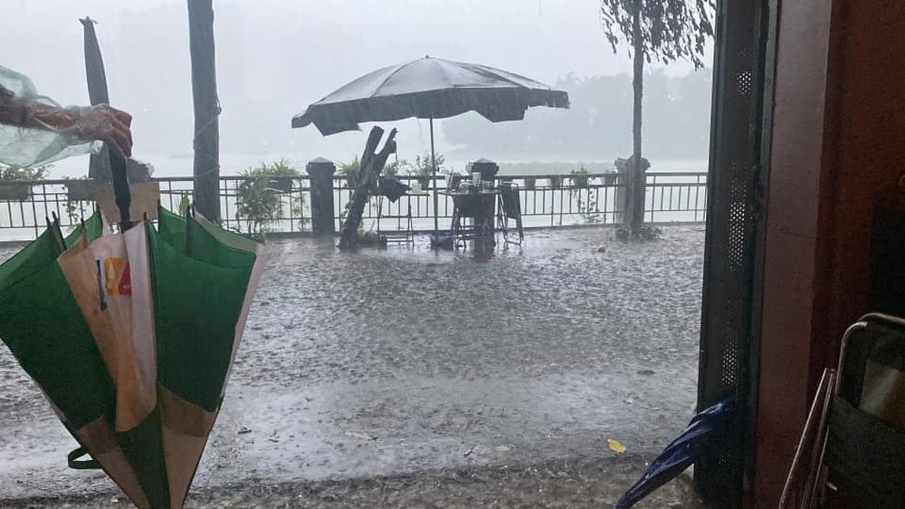 Hà Nội mưa lớn hơn 1 tiếng, đường phố ngập trong biển nước, giao thông ùn tắc kéo dài - Ảnh 7.