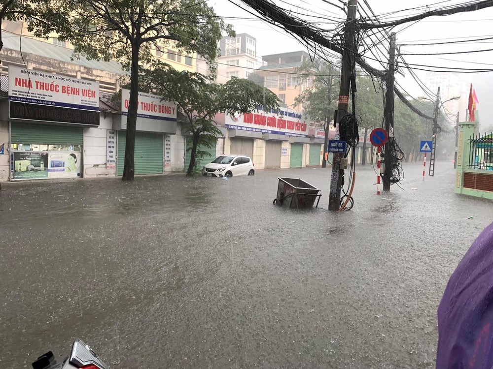 Hà Nội mưa lớn hơn 1 tiếng, đường phố ngập trong biển nước, giao thông ùn tắc kéo dài - Ảnh 1.