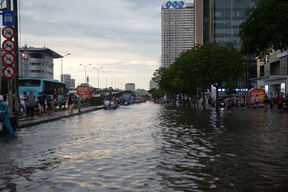 Hà Nội: Mưa như trút khiến phố phường ngập lụt, xe cộ bì bõm lội trong nước - Ảnh 4.