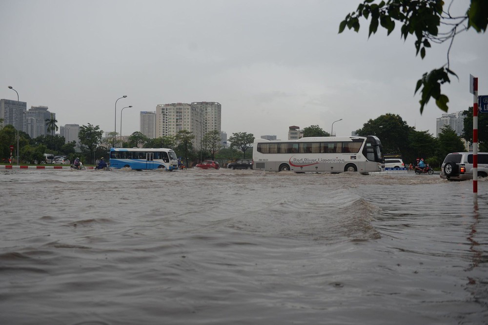 Hà Nội: Mưa như trút khiến phố phường ngập lụt, xe cộ bì bõm lội trong nước - Ảnh 2.