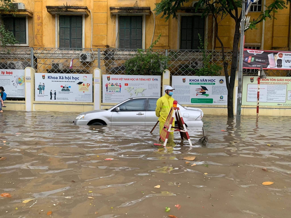 Hà Nội: Mưa như trút khiến phố phường ngập lụt, xe cộ bì bõm lội trong nước - Ảnh 1.