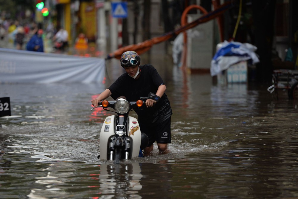 Hà Nội: Mưa như trút khiến phố phường ngập lụt, xe cộ bì bõm lội trong nước - Ảnh 2.