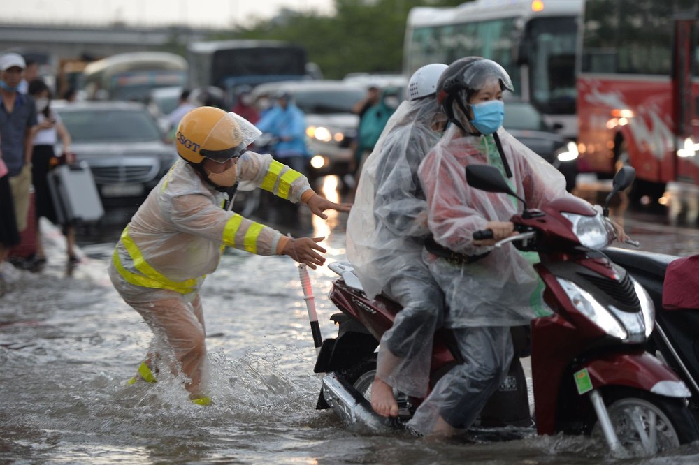 Hà Nội: Mưa như trút khiến phố phường ngập lụt, xe cộ bì bõm lội trong nước - Ảnh 1.