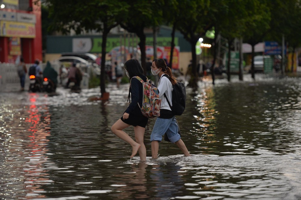 Hà Nội: Mưa như trút khiến phố phường ngập lụt, xe cộ bì bõm lội trong nước - Ảnh 2.