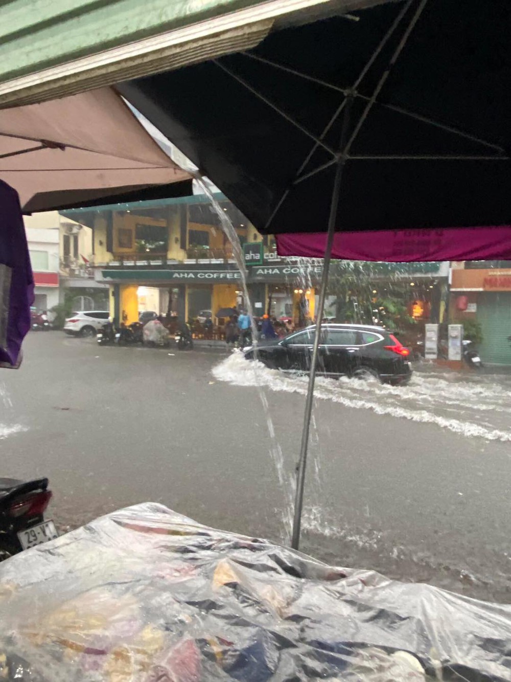 Hà Nội mưa lớn hơn 1 tiếng, đường phố ngập trong biển nước, giao thông ùn tắc kéo dài - Ảnh 5.