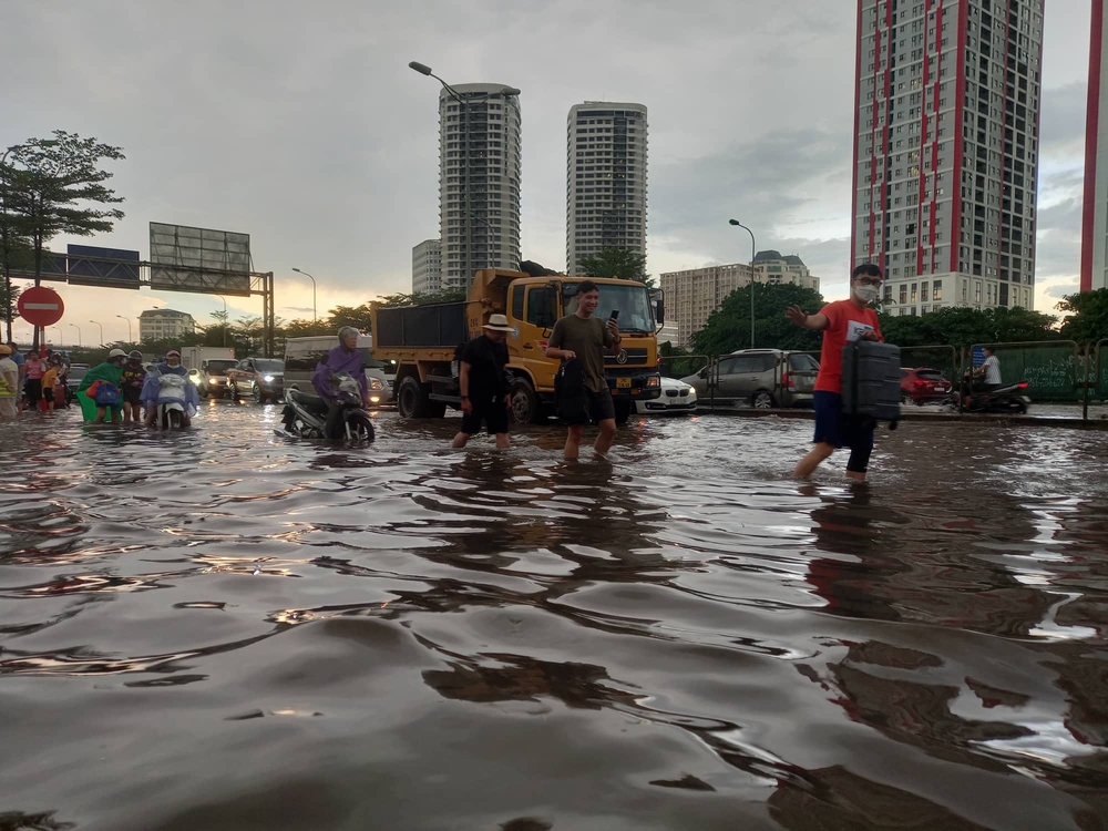 Hà Nội: Mưa như trút khiến phố phường ngập lụt, xe cộ bì bõm lội trong nước - Ảnh 2.