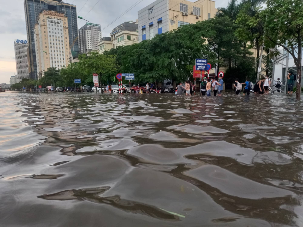 Hà Nội: Mưa như trút khiến phố phường ngập lụt, xe cộ bì bõm lội trong nước - Ảnh 3.