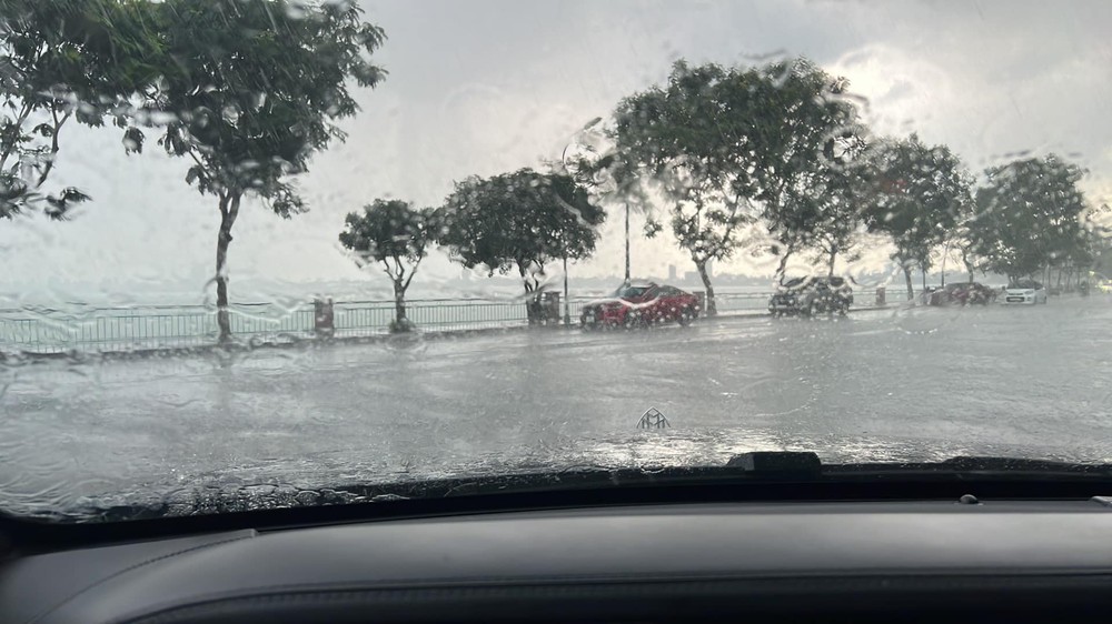Hà Nội mưa lớn hơn 1 tiếng, đường phố ngập trong biển nước, giao thông ùn tắc kéo dài - Ảnh 2.