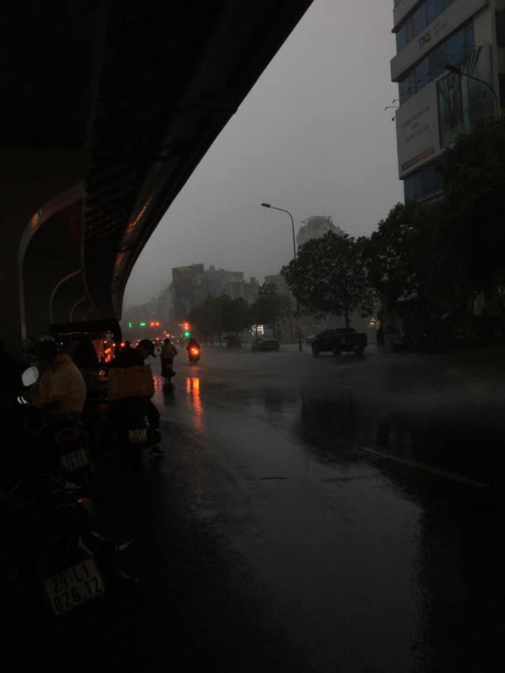 Hà Nội mưa lớn hơn 1 tiếng, đường phố ngập trong biển nước, giao thông ùn tắc kéo dài - Ảnh 8.
