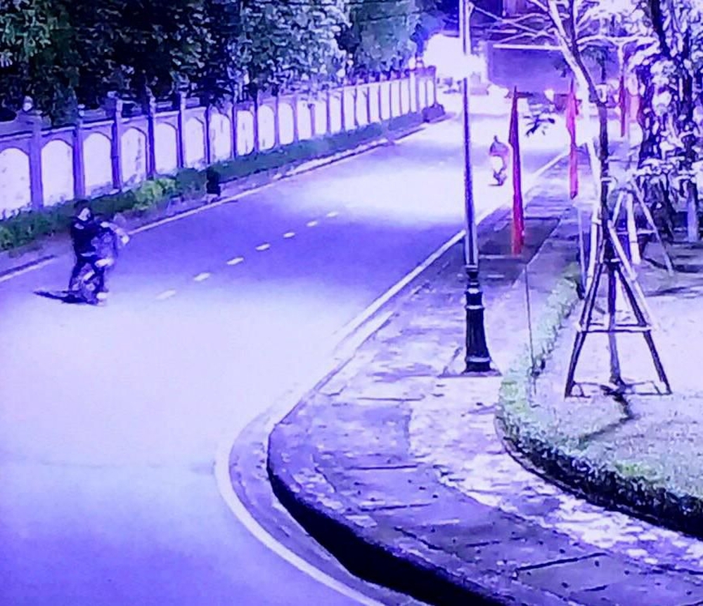 Bốc đầu xe trước camera an ninh, 2 thanh niên bị phạt 8 triệu đồng - Ảnh 1.