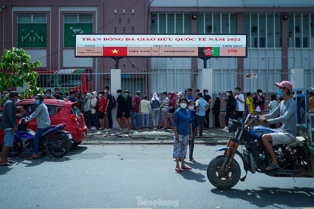 Người dân TPHCM xếp hàng 3 giờ để mua vé trận giao hữu Việt Nam-Afghanistan - Ảnh 4.